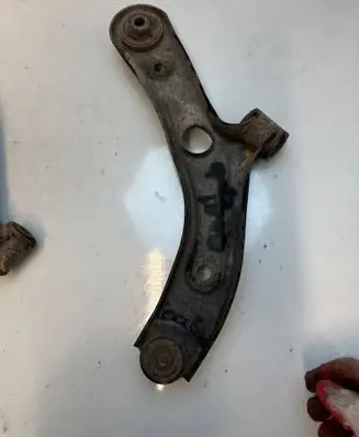 Suzuki Swift I Front control arm 233