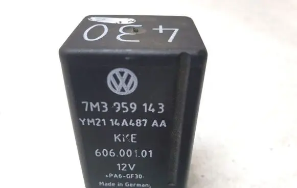 Volkswagen PASSAT B6 Glow plug pre-heat relay 7M3959143