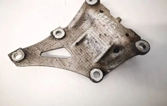 Engine mounting bracket