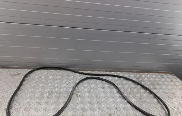 Porsche Macan (95B) Rubber seal front door (on door) 