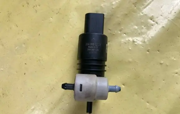 Mercedes-Benz B W245 Windscreen/windshield washer pump 2048660221 A2048660221