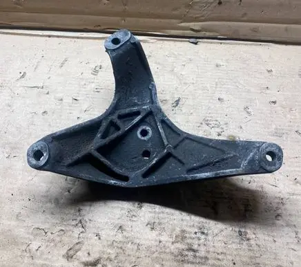 BMW 5 E39 Engine mounting bracket 1096080