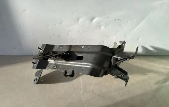 Audi Q7 4M Fender mounting bracket 4M0821138B