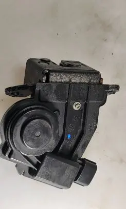 Toyota Auris 150 Loading door lock 11337