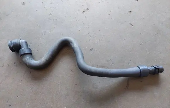 Opel Insignia A Engine coolant pipe/hose 13220138 565563897