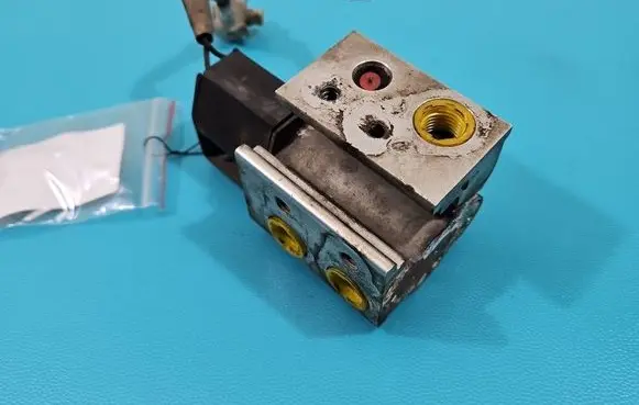 Toyota Avensis T250 Air conditioning (A/C) expansion valve 4433100890 IMPRK1428836