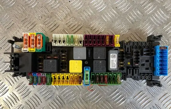 Mercedes-Benz A W176 Fuse module A2469067200 33207347