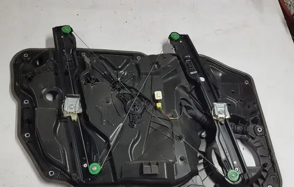 Volkswagen Touareg II Front door window regulator with motor 7P6837756B