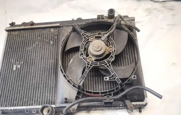 Mitsubishi Carisma Radiator cooling fan shroud