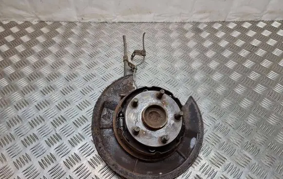 Toyota Corolla Verso E121 Rear wheel hub 
