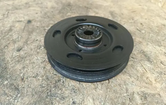 Volkswagen Golf VII Crankshaft pulley 06H105243K