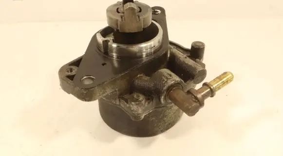 Opel Corsa D Vacuum pump 73501167