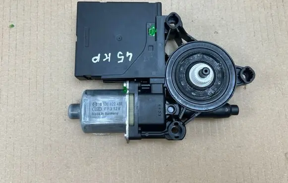 Volkswagen PASSAT B7 Front door window regulator motor 3AA959701A