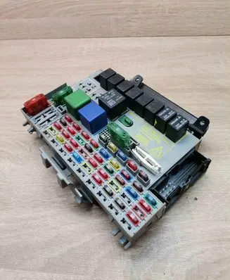 Opel Zafira A Fuse module 24412497