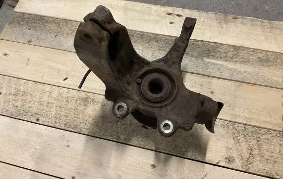 Ford Focus C-MAX Front wheel hub spindle knuckle 3m513k170