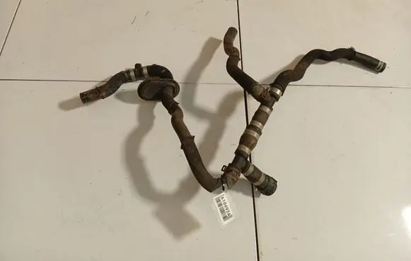 Engine coolant pipe/hose