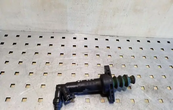 Volkswagen Transporter - Caravelle T4 Clutch slave cylinder 1J0721261H