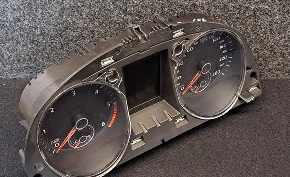 Volkswagen PASSAT B7 Speedometer (instrument cluster) 3AA920880H