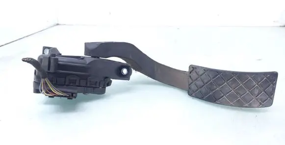 Volkswagen PASSAT B5.5 Accelerator throttle pedal 8D1723523F