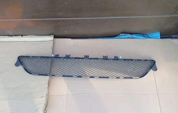 Mercedes-Benz E W212 Front bumper lower grill A2128850522