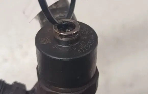 Opel Insignia A Fuel injector 0445110327