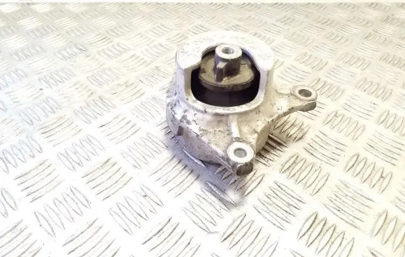 Honda CR-V Engine mount bracket