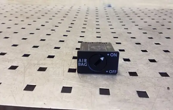Passenger airbag on/off switch
