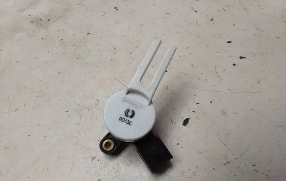 Opel Insignia A Clutch pedal sensor 25889337 0013C