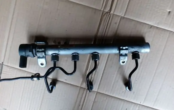 Mercedes-Benz E W211 Fuel distributor A6420700495002