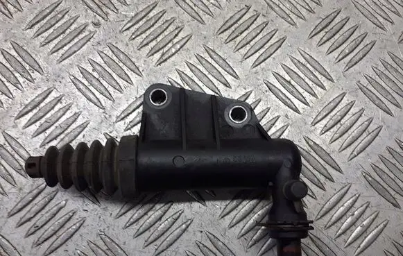 Suzuki Swift I Clutch slave cylinder 
