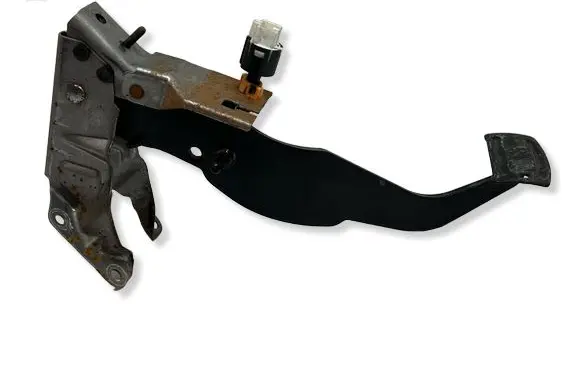 Mitsubishi Pajero Brake pedal 7D18