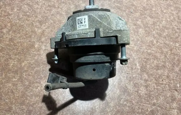 Engine mount bracket