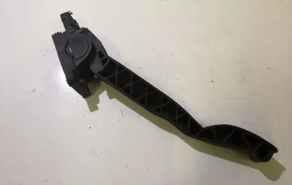 Accelerator throttle pedal