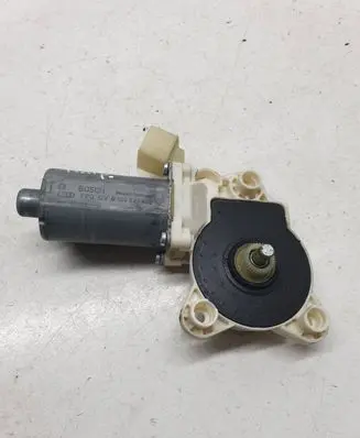Mercedes-Benz CLS C219 Front door window regulator motor 0130821432