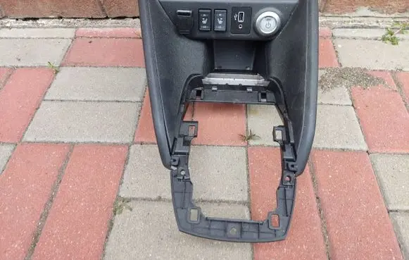 Nissan Leaf II (ZE1) Center console 