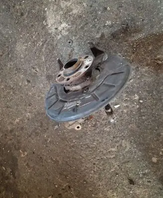Volkswagen Golf VI Front wheel hub