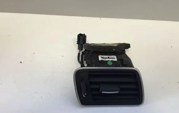 Volkswagen PASSAT B7 Dashboard side air vent grill/cover trim