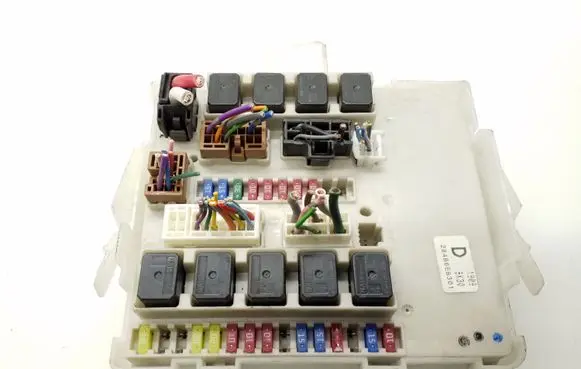 Nissan Pathfinder R51 Fuse module 284B6EB301