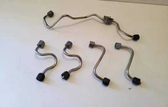 Opel Vivaro Fuel injector supply line/pipe 