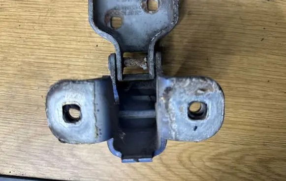 Opel Vivaro Front door lower hinge 66380