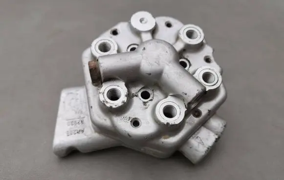Audi 100 200 5000 C3 Fuel distributor 0438101006