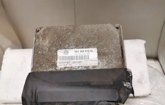 Seat Leon (1M) Engine control unit/module 06A906019AL 2598 5WP43764