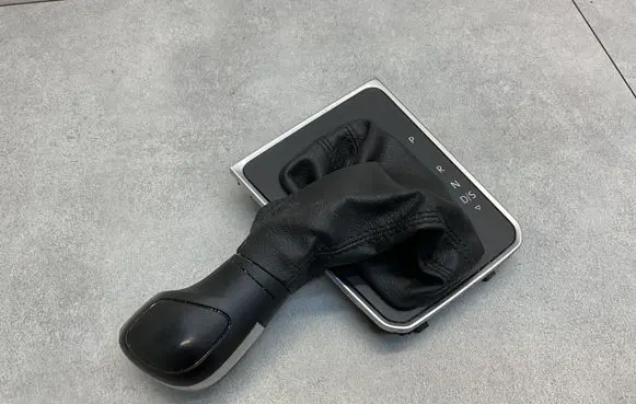 Volkswagen Golf Sportsvan Gear lever shifter trim leather/knob 518713203