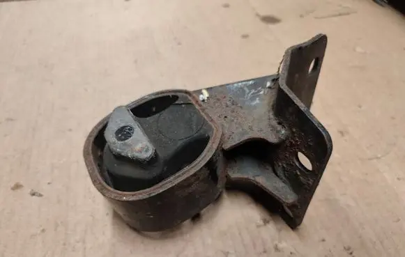 Jeep Cherokee XJ Engine mount bracket