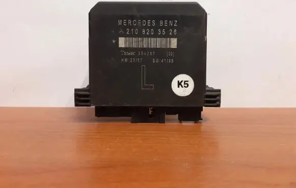 Mercedes-Benz E W210 Door control unit/module 2108203526 3004