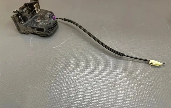 Opel Insignia B Front door lock C30390751 103898 7051