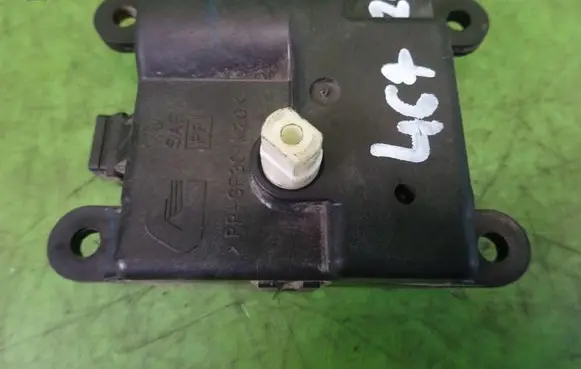Nissan X-Trail T30 Air flap motor/actuator 3F12030850