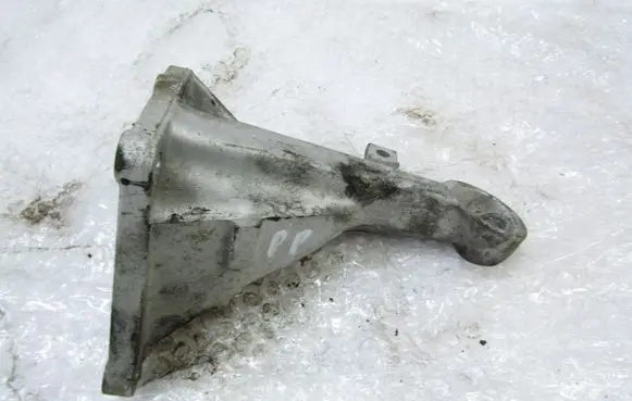 BMW 3 E36 Engine mounting bracket 