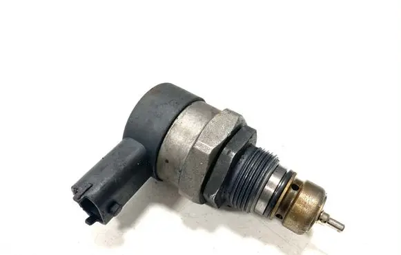 Volvo XC90 Fuel pressure regulator 30750409 0281002712