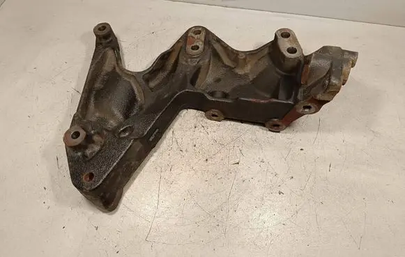 Engine mounting bracket